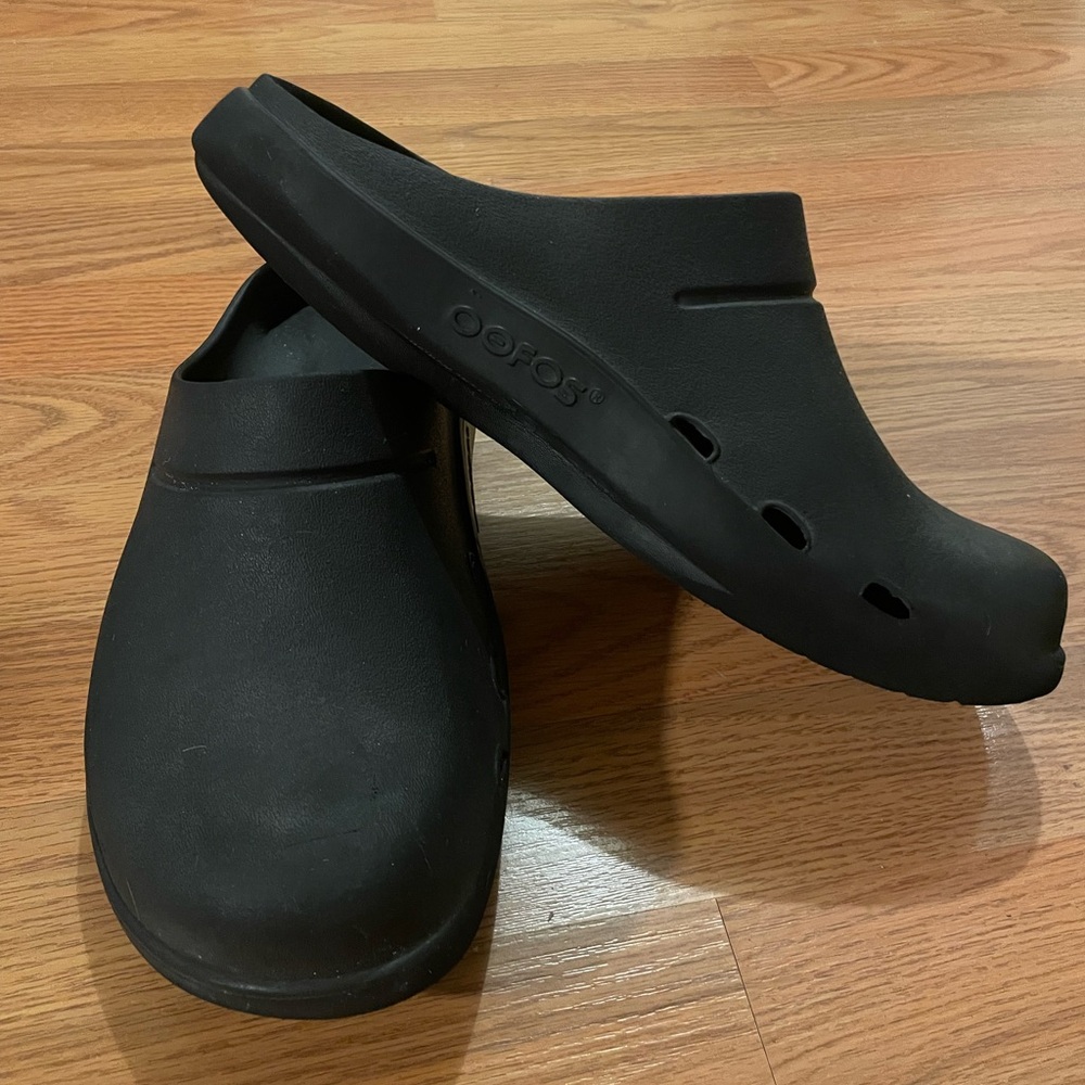 OOFOS Men's and Women's Black Clogs